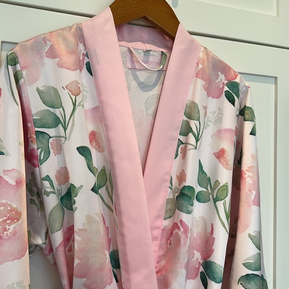 HELLO GORGEOUS Floral Satin Robe Size S - Picture 3 of 12